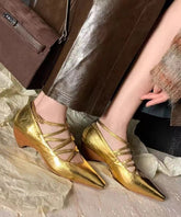 Zapatos de tacón de cuña con hebilla cruzada y tacón de cuña ahuecado de chocolate.